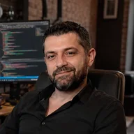 Portret Tasho Tashev, redaktora, który sprawdza tę stronę